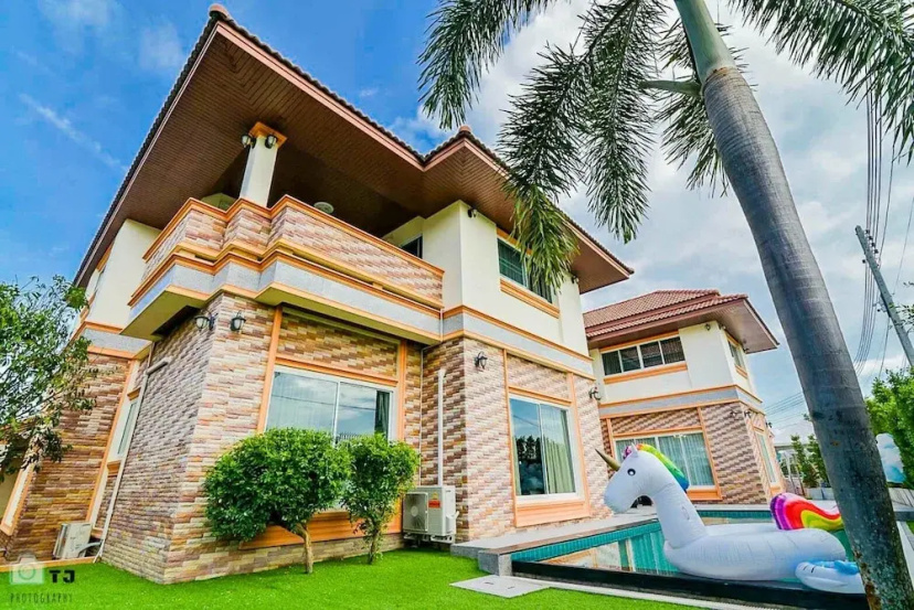 Baan Spire Pool Villa By Pinky — отель с удобным расположением в Паттайе