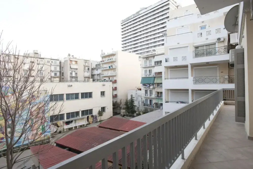 Ambelokipi. Spacious Sunny Apartment — комфортный отель в Афины