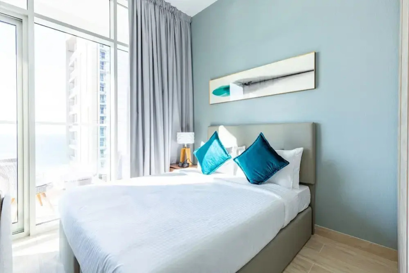 Spacious & Ornate Studio Apartment in the Famous Dubai Marina! — отель с удобным расположением в Дубае
