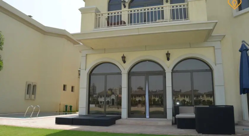 Keys Please Holiday Homes- Private Beach Villa B Frond — отель с удобным расположением в Дубае