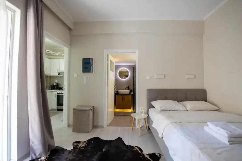Live Like a Local in a Stylish Home — забронировать отель в Афины