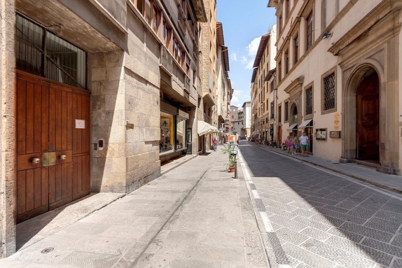 Ponte Vecchio 4 Bedrooms — отель с удобствами в Флоренции