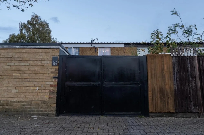 Charming 2 Bedroom Luxurious Home in Thamesmead South East London — комфортный отель в Лондоне