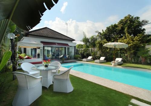 Villa Kalamansi — забронировать отель в Кута