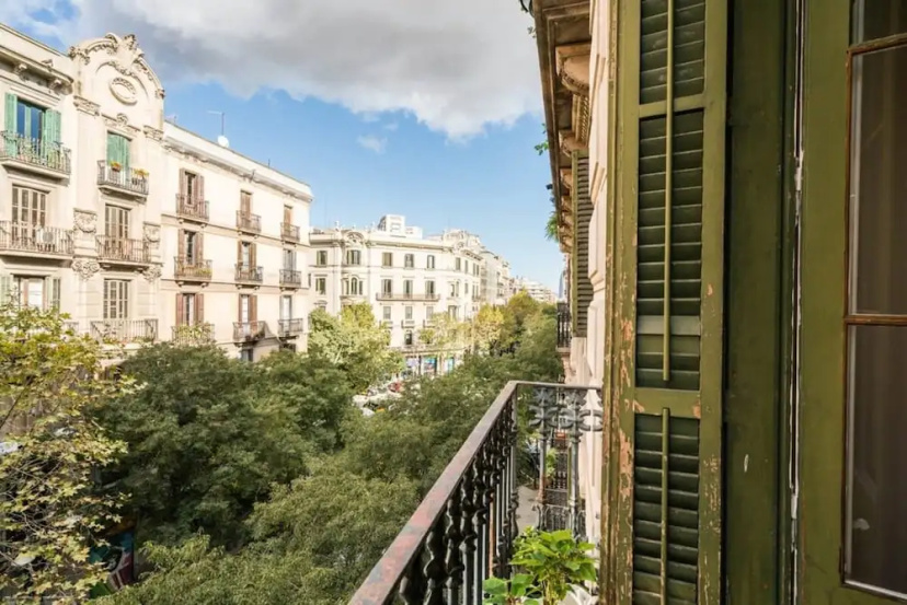 Lovely 6 BR Flat in L Eixample — отель с удобным расположением в Барселоне