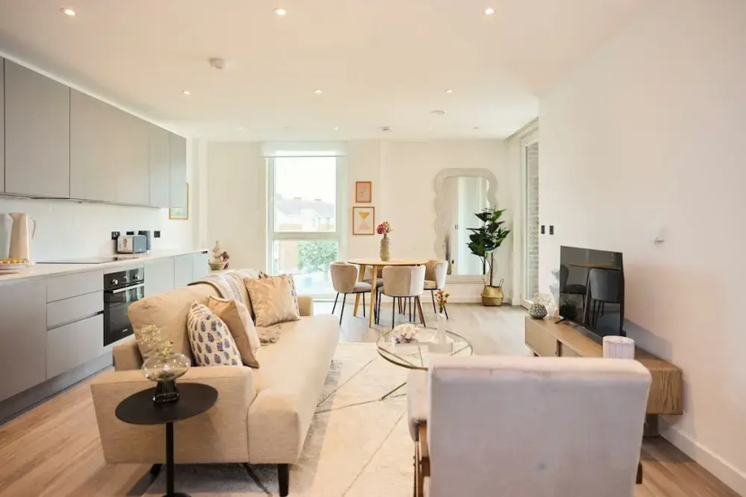 The Tottenham Escape - Lovely 2bdr Flat With Balcony — отель с удобствами в Лондоне