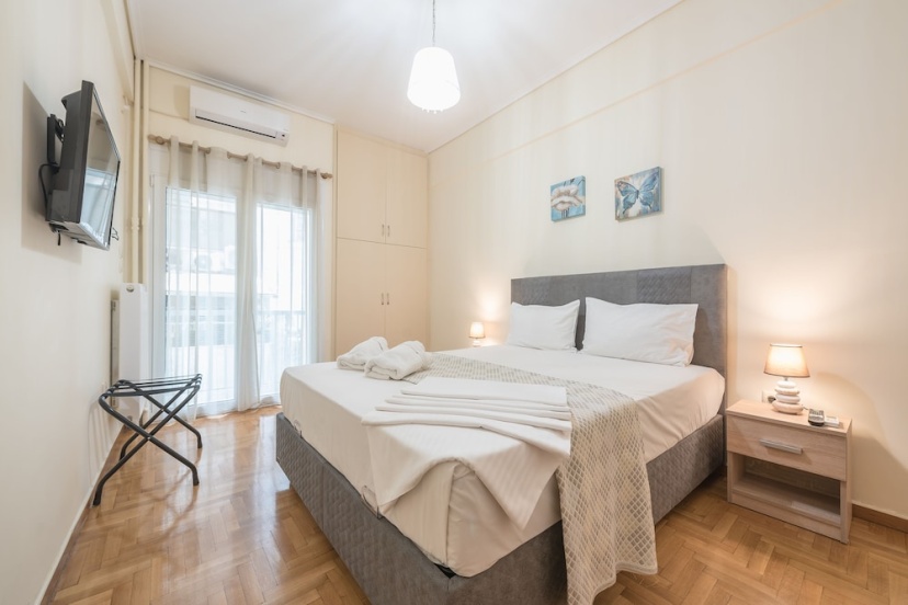 Elegant Home in Quiet Street  by Cloudkeys — отель с удобствами в Афины