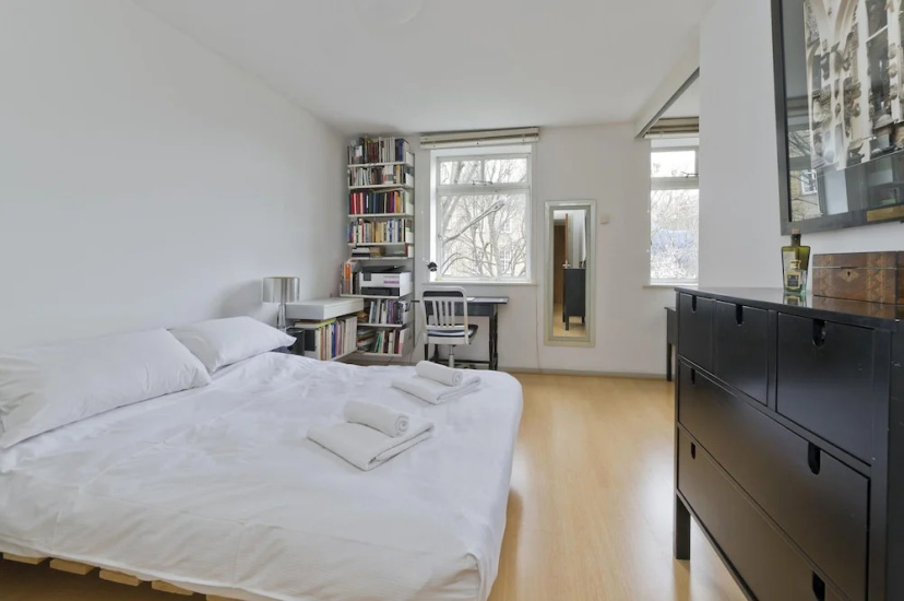 Large one Bedroom Flat With Balcony Close to the City by Underthedoormat — отзывы гостей и цены