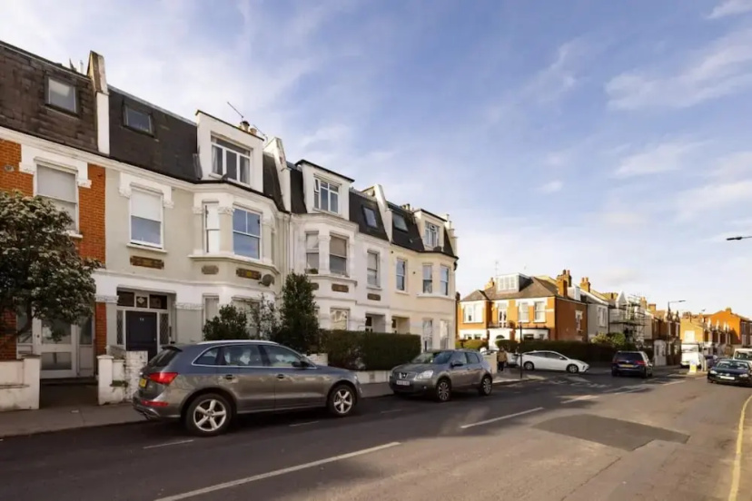 The London Crib - Relaxing 1bdr Flat With Terrace — комфортный отель в Лондоне
