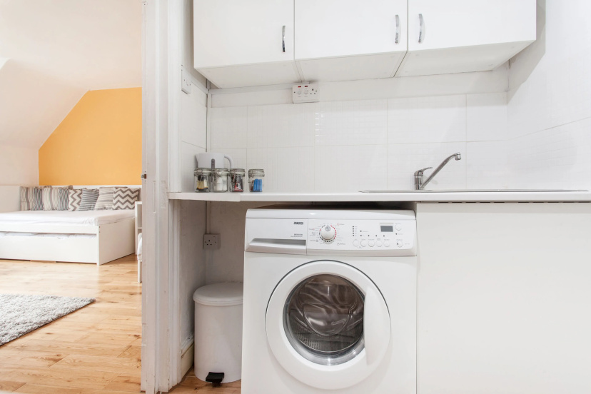 Cosy High Floor Studio Greek Street Soho — отель с удобствами в Лондоне