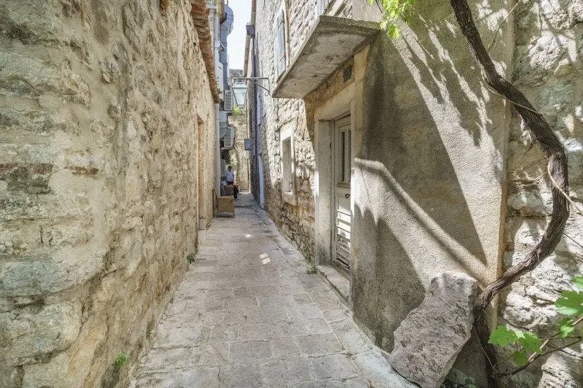 Цены на Old Town Stone House в Будва