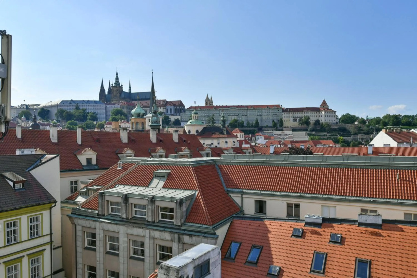 Amazing Charles Bridge Apartment — отель с удобным расположением в Праге