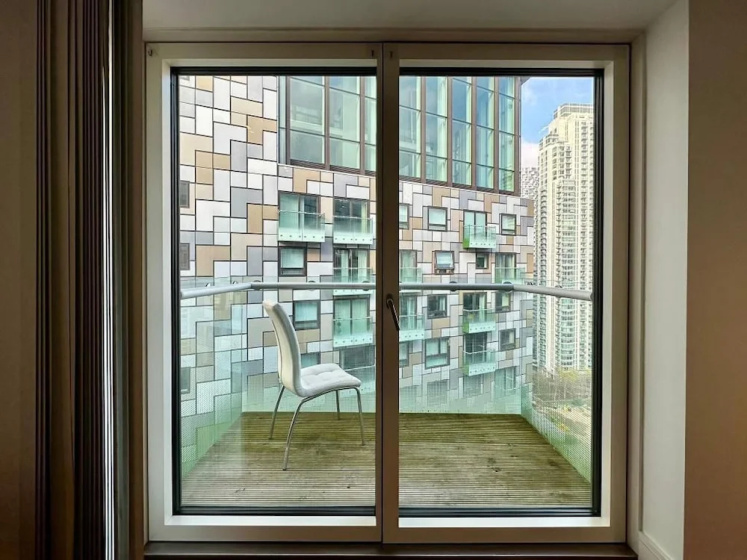 Studio Apartment w/ Balcony In Canary Wharf — отель с удобствами в Лондоне