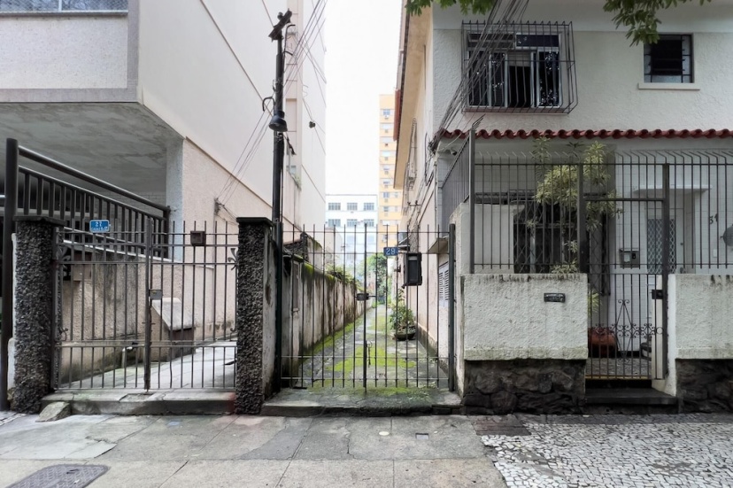 House 6 Minutes From Ipanema Beach Ns1b — отель с удобным расположением в Рио