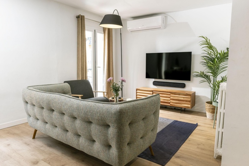 Цены на Modern & Chic 2BR/2BA apartment in trendy Chueca в Мадриде