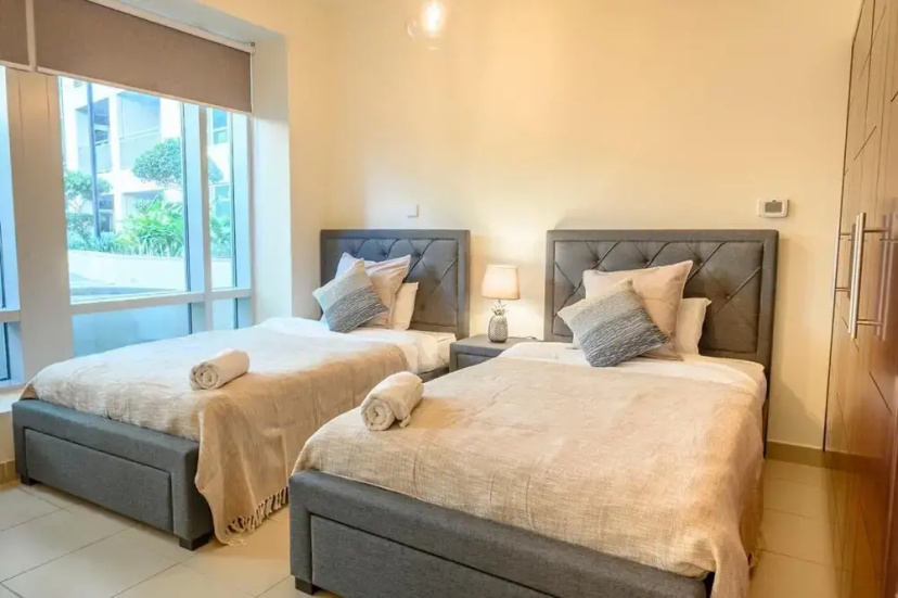 SuperHost- Serene 2 Bedroom Apartment Downtown Dubai — отель с удобным расположением в Дубае