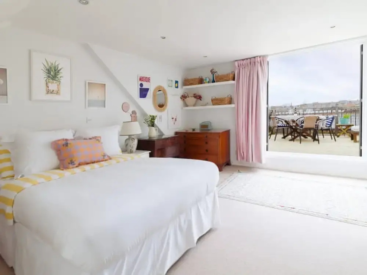 Sunny Roof Terrace Barons Court Sleeps 4-6 — комфортный отель в Лондоне