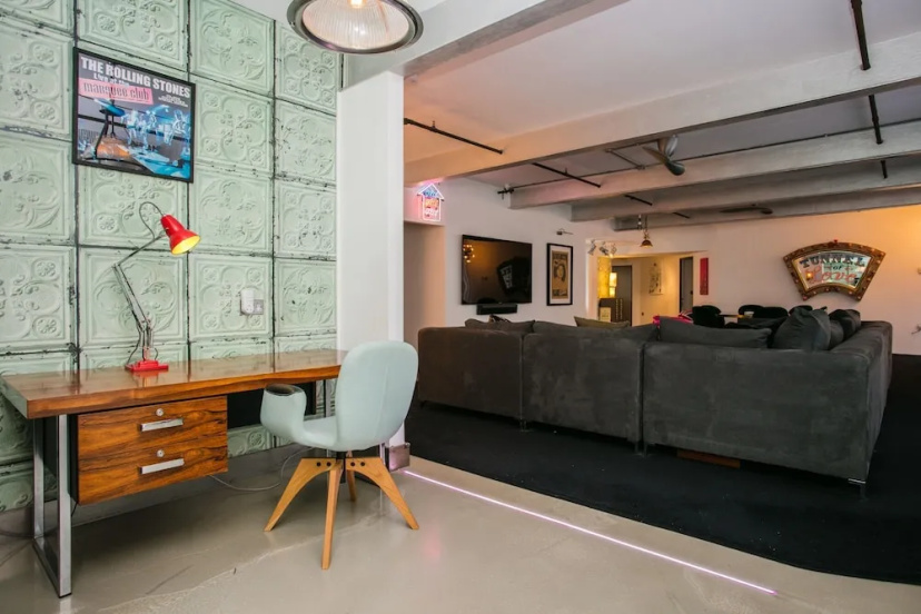 Цены на Modern 3 Bedroom Apartment In Soho в Лондоне