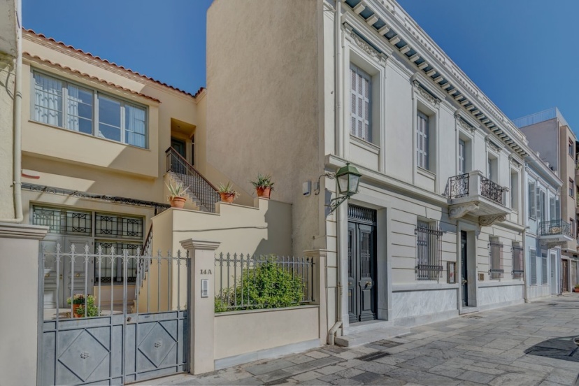 Neoclassical apartment next to Acropolis — отель с удобствами в Афины