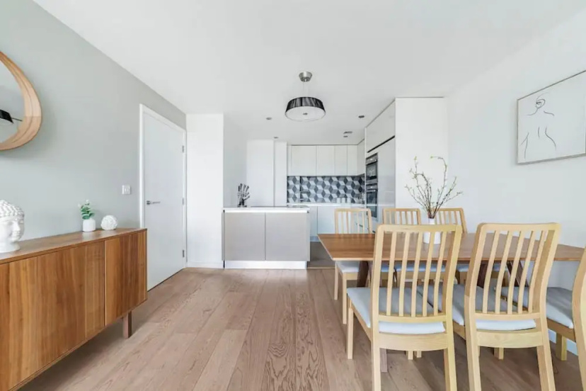 Stunning 2B Vauxhall Apt near Thames & Tube — комфортный отель в Лондоне