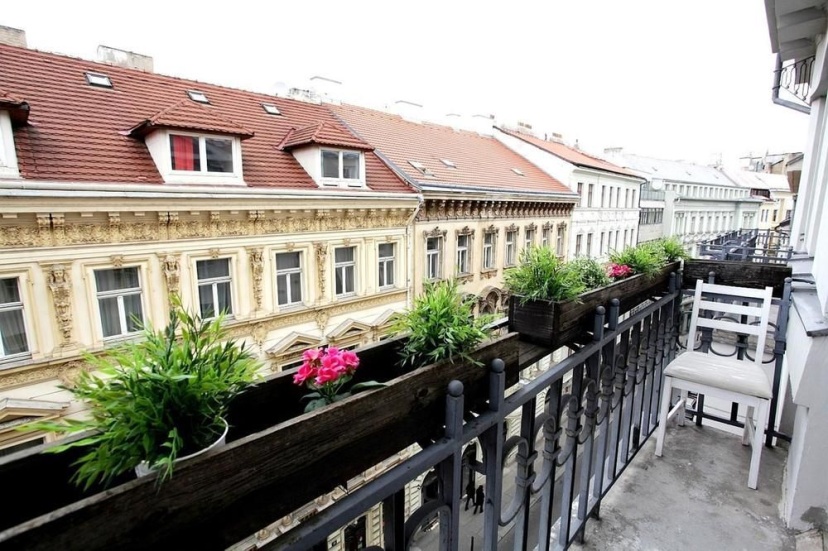 Large Wenceslas Square Apartment for 10 guests — отель с удобным расположением в Праге