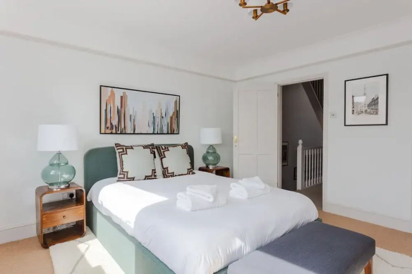 Цены на Newly Refurbished 4 Bedroom House in East London в Лондоне
