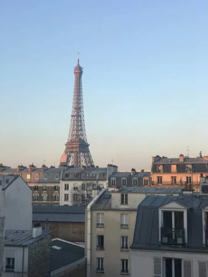 Chic Flat for 2 With Eiffel Tower Views — отель с удобным расположением в Париже