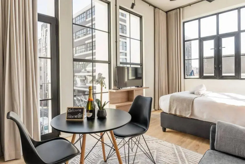 Sun filled Contemporary Apartment in The East City — забронировать отель в Кейптауне