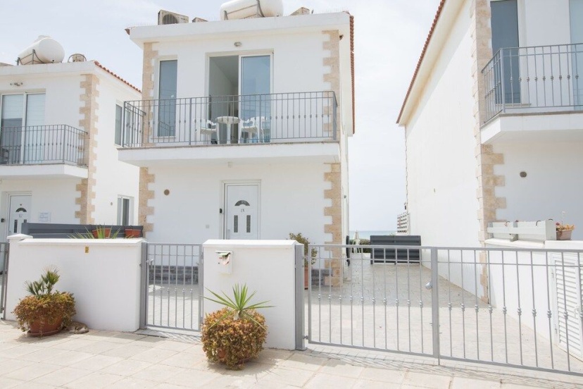 Sea front Villa Dagi (Gorgona Complex, Ayia Napa) — комфортный отель в Айя-Напа