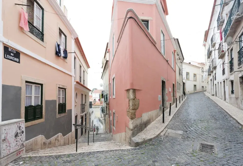 Romantic Rooftop 1BR in Alfama - Gonzalo's Guest — отель с удобствами в Лиссабоне