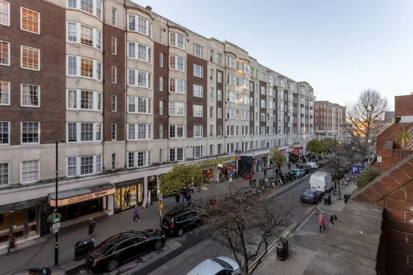 Kensington Gardens 2 Bedroom Flat With a Balcony — отель с удобным расположением в Лондоне