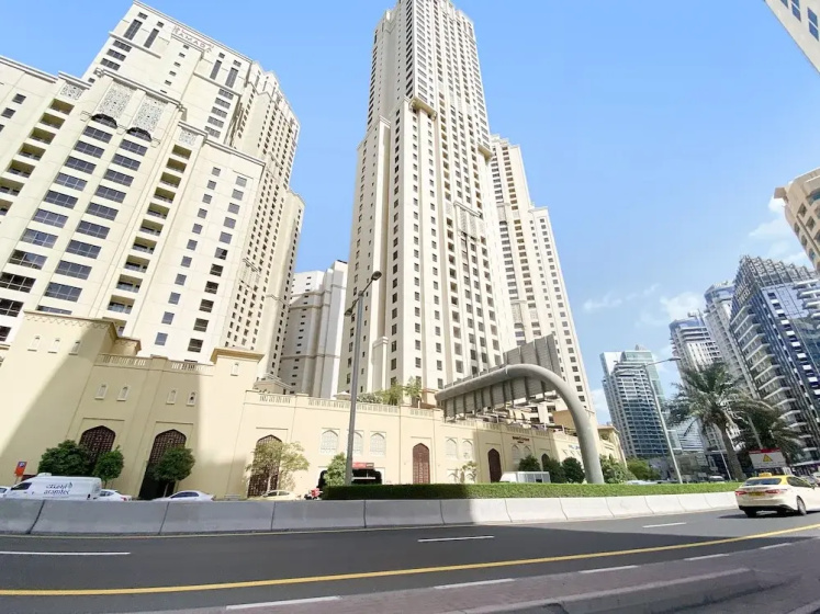 WelHome - Waterfront Family-Size Apt With JBR Beach Access — комфортный отель в Дубае