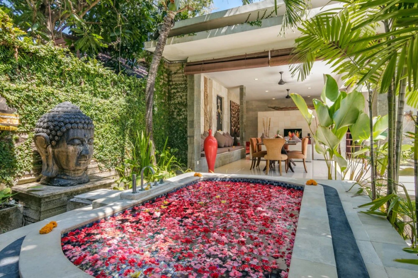 Villa LA — забронировать отель в Кута