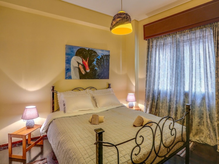 Cozy Apartment in Athens near Aghios Ioannis Subway Station — комфортный отель в Афины