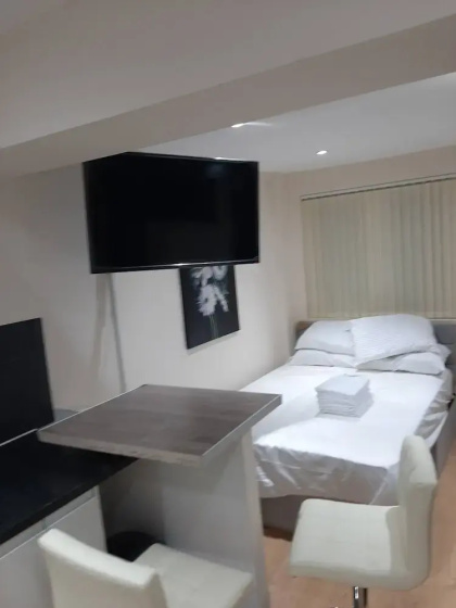 Room in House - Aa Guest Room2 — забронировать отель в Лондоне