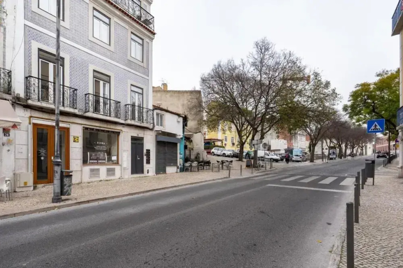 Chic 2-Bed Near Santos & Alcântara Perfect For Families & Couples — отель в Лиссабоне, Португалия