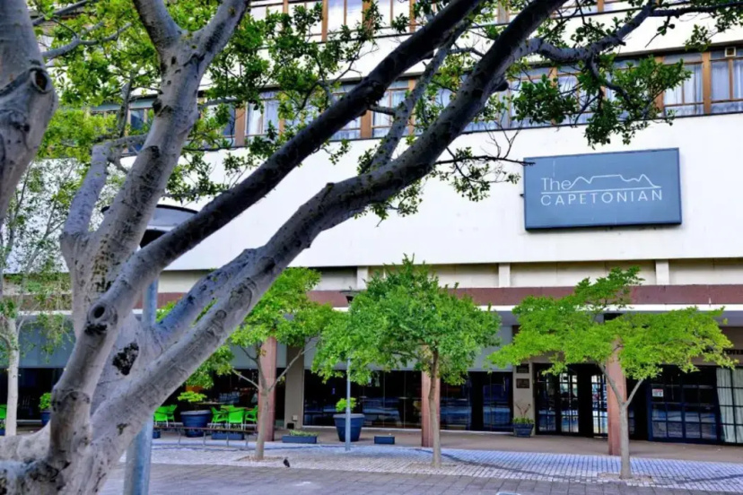 Сравните цены на Capetonian Hotel в Кейптауне
