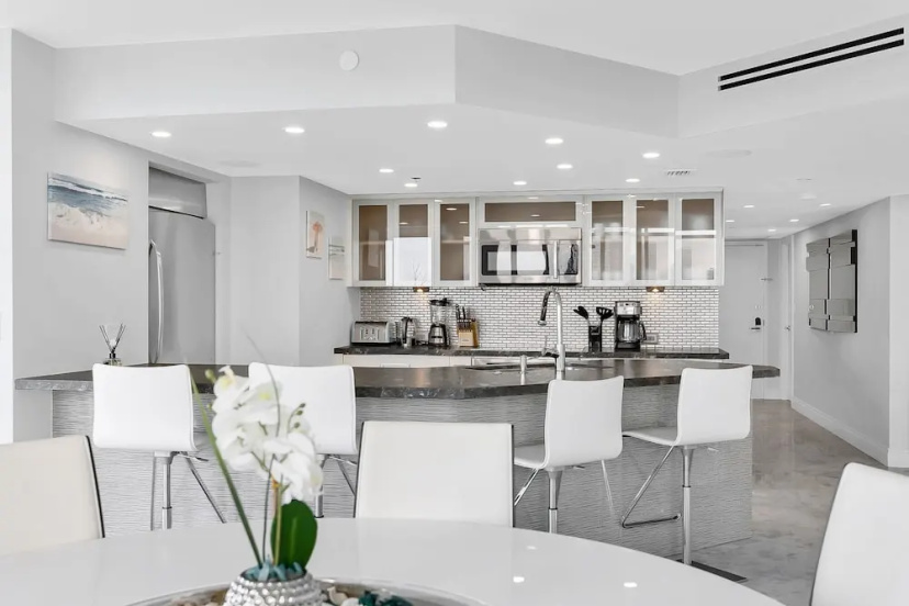Edgy and Modern Condo on the Bay — комфортный отель в Майами