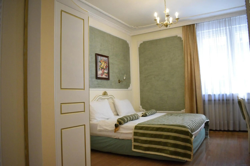 Queen's Astoria Design Hotel — отель с отзывами гостей в Белграде