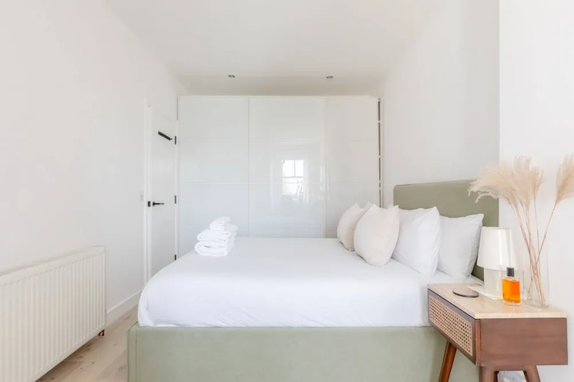 Sleek Scandi-inspired 2BD Flat, Fulham — забронировать отель в Лондоне