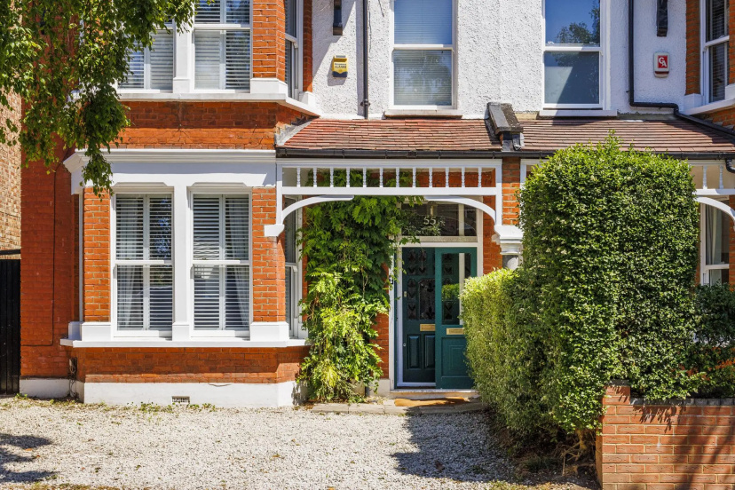London House Sleeps 12 Free Parking Wifi 2 — отель в Лондоне, Соединенное Королевство