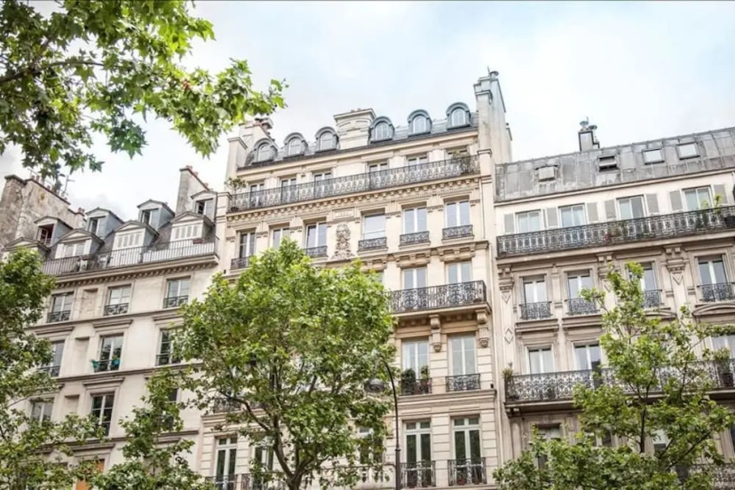 Charming Apartment With Balcony - 5 min Republique — отель с удобным расположением в Париже