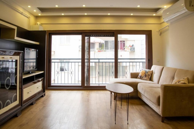 Cozy and Central Apartment near Shore and Trendy Attractions in Karsiyaka, Izmir — забронировать отель в Измире