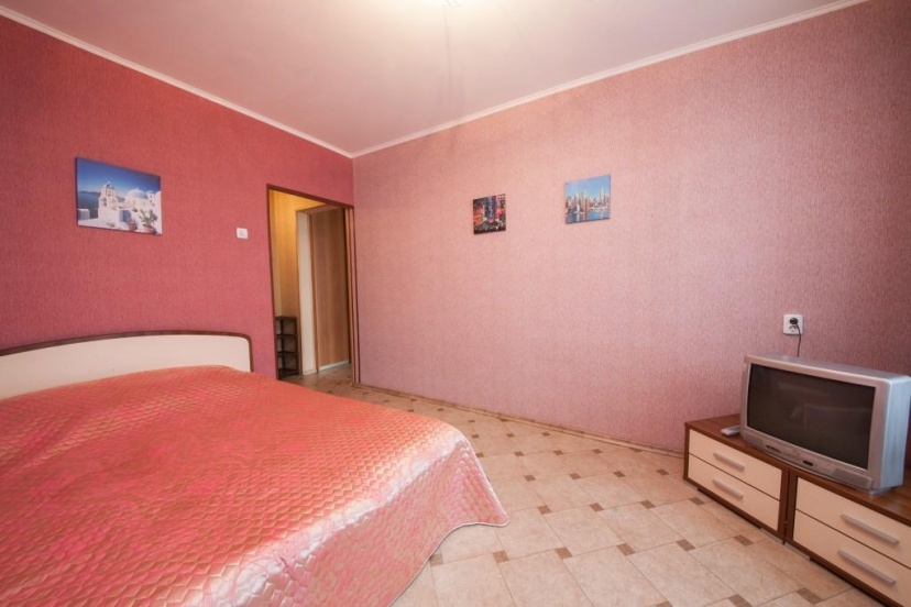 Цены на Apartments Kvartirov on str. Alekseeva, bld.109 в Красноярске