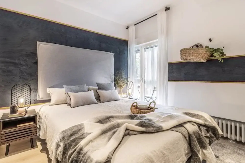 Besalu - 3 Bedrooms and Balcony in Castilla — отель с удобствами в Мадриде