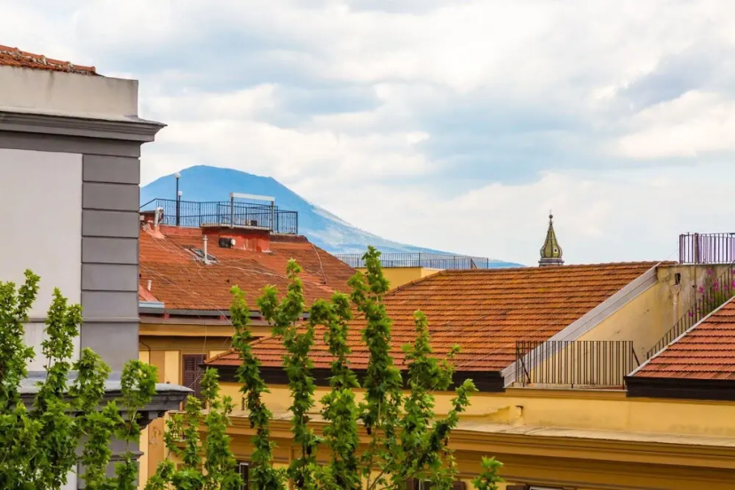 Duomo 5 - Maria s Bright Flat at the Cathed w Balc — отель в Неаполе, Италия