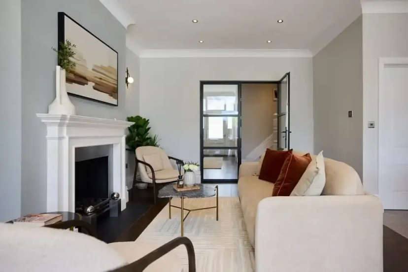 The Roehampton Place - Elegant 5bdr House With Garden Parking — комфортный отель в Лондоне