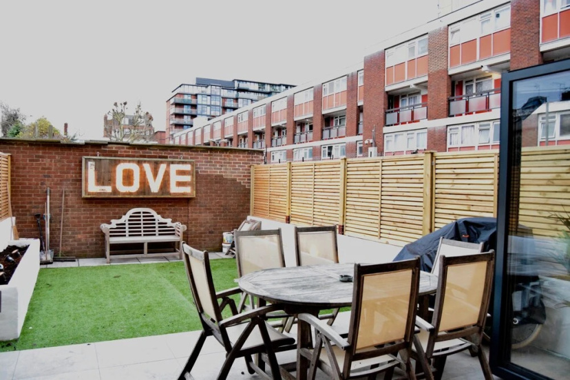 Stunning Battersea Home 1 Bedroom With Garden — отель с удобным расположением в Лондоне