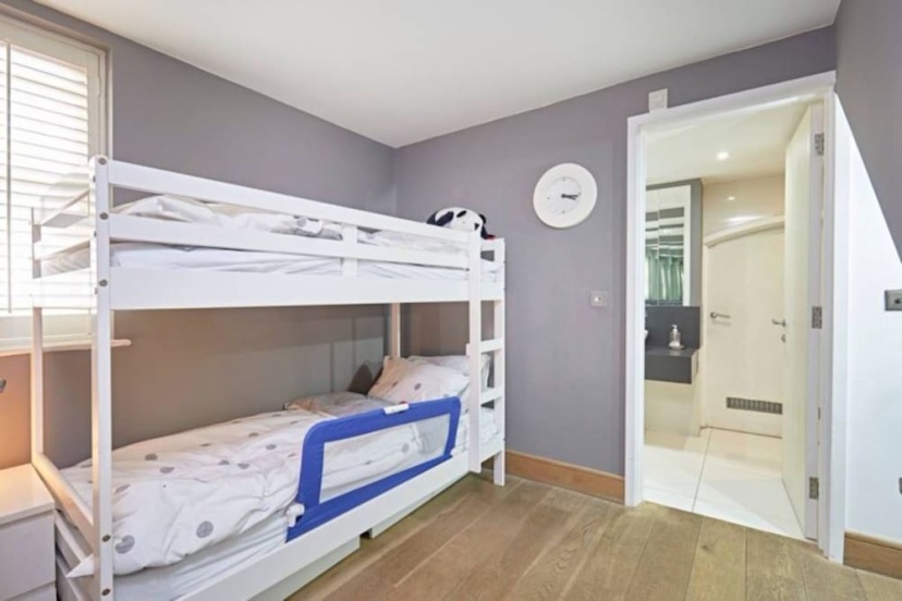 Beautiful Kensington 2 Bedroom Luxury Apartment — отель с удобным расположением в Лондоне