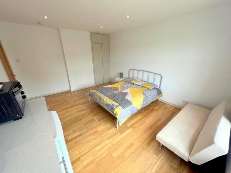 Large Triple Studio in South London - Sutton — отель с удобствами в Лондоне